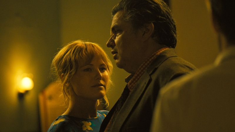 Sam (Malin Akerman) et Bob (Oliver Platt) partagent une danse dans The Ticket. | FILMS D