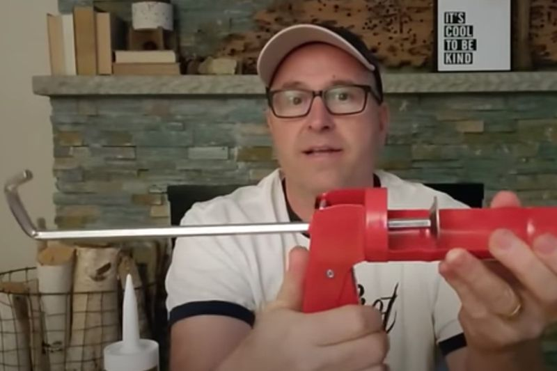 Rob Kenney, star de la très populaire série YouTube Dad, How Do I ?, montre comment utiliser correctement un pistolet à calfeutrer.
