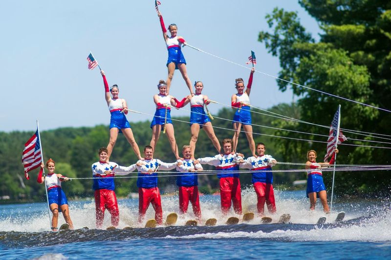Klasično smučarsko piramido na vodi izvajajo člani Tommy Bartlett Water Show.