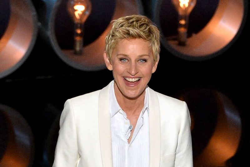 Programledaren Ellen DeGeneres talar på scenen under Oscarsgalan på Dolby Theatre den 2 mars 2014 i Hollywood, Kalifornien.