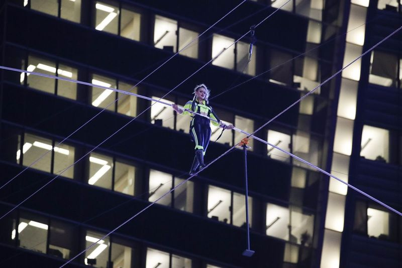 Aerialistin Lijana Wallenda geht am Sonntag, 23. Juni 2019, in New York auf einem Hochseil über dem Times Square.