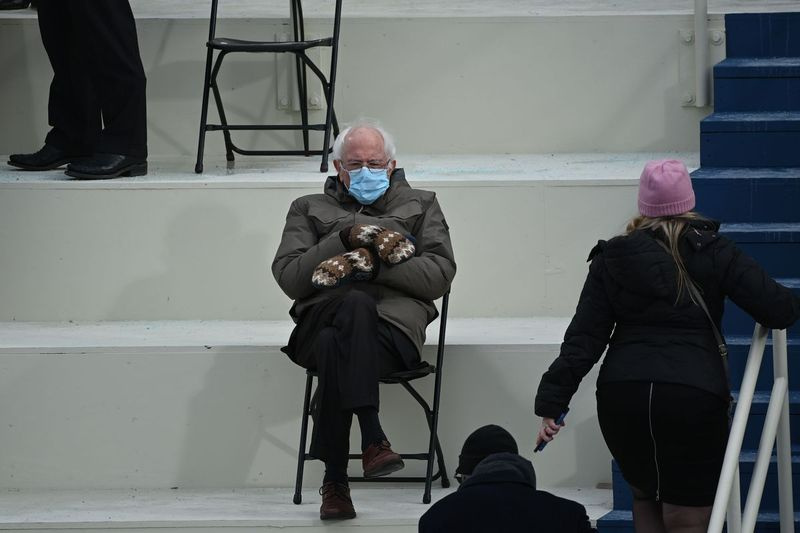 Buvęs kandidatas į prezidentus, senatorius Bernie Sandersas (D-Vermontas) sėdi Kapitolijaus kalvoje, prieš Joe Bidenui prisiekiant 46-uoju JAV prezidentu 2021 m. sausio 20 d. JAV Kapitolijuje Vašingtone.