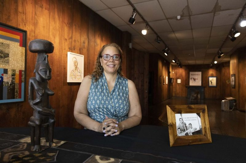 La direttrice esecutiva del South Side Community Art Center, Monique Brinkman-Hill, posa per un ritratto al South Side Community Art Center di Bronzeville. | Anthony Vazquez/Sun-Times