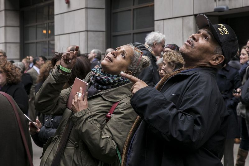 Il muralista Dorian Sylvain (a sinistra) e Ron OJ Parson, un regista, partecipano alla cerimonia di inaugurazione e taglio del nastro del 2017 di un murale di Kerry James Marshall, in onore di 20 donne che hanno plasmato il paesaggio artistico e culturale della città, in un vicolo fuori Chicago Centro culturale.