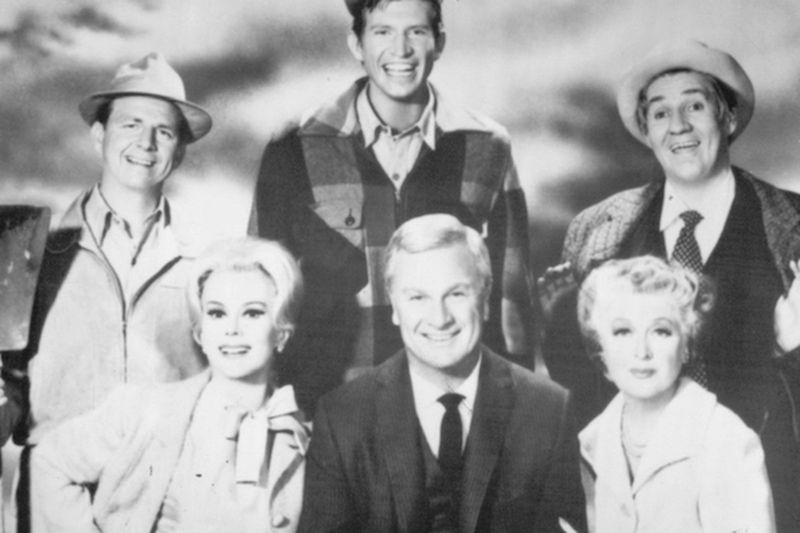 Tom Lester (rândul din spate, centru) este fotografiat cu colegii săi de distribuție Green Acres: Alvy Moore (în sensul acelor de ceasornic din rândul din spate, stânga), Pat Buttram, Eleanor Audley, Eddie Albert și Eva Gabor.