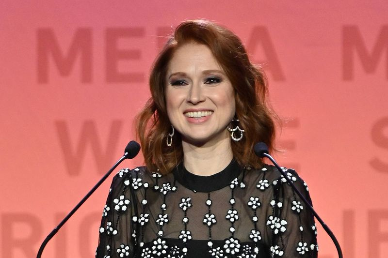 Vært Ellie Kemper taler på scenen under 2019 Ad Council Dinner i New York City.