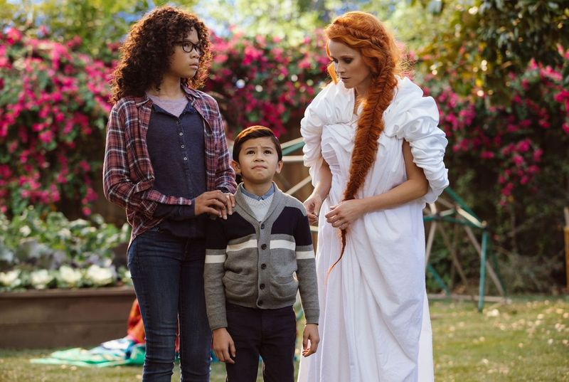 Storm Reid (von links) ist Meg Murry, Deric McCabe ist Charles Wallace Murry und Reese Witherspoon ist Mrs. Whatsit A ​​Winkle in Time. | DISNEY
