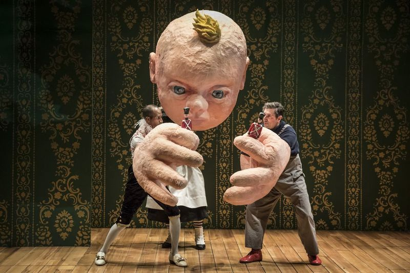 Anthony Irons (vasakult), Christopher Donahue ja John Logan filmis The Steadfast Tin Soldier – jõulupantomiim, mis kestab 13. jaanuarini 2019 Lookingglassi teatris. | Liz Lauren