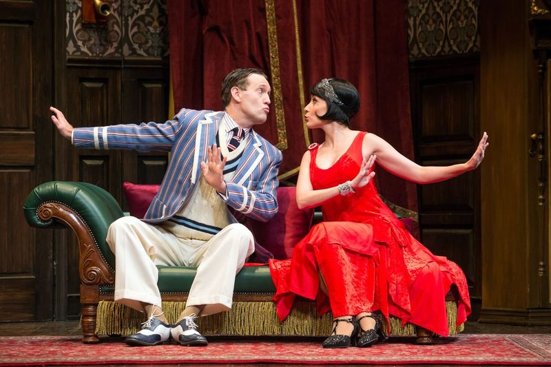 Ned Noyes ja Jamie Ann Romero filmis The Play That Goes Wrong.| Jeremy Daniel foto