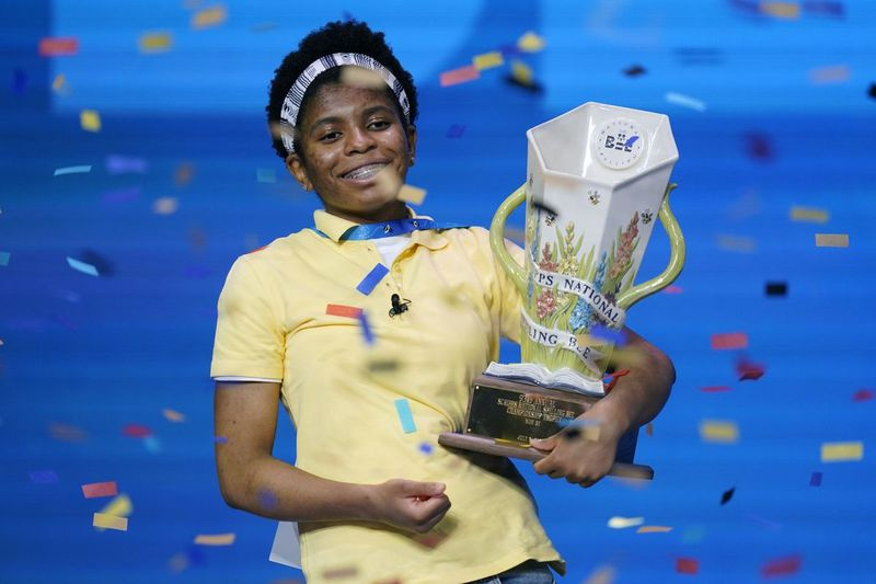 Zaila Avantgarde, 14, z Harvey, Louisiana oslavuje s majstrovskou trofejou po víťazstve vo finále 2021 Scripps National Spelling Bee v Disney World štvrtok 8. júla 2021 v Lake Buena Vista na Floride.
