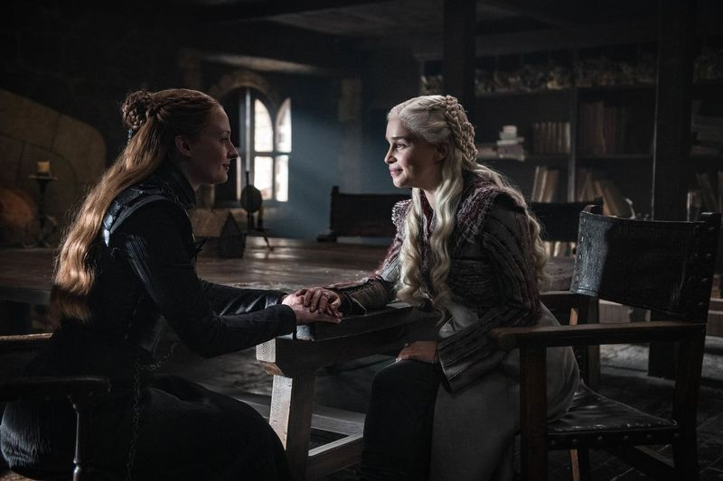 George R.R. Martin tidak akan menyatakan sama ada dia akan memberikan heroin Daenerys Targaryen (di atas, kanan, dimainkan oleh Emilia Clarke) pengakhiran yang sama dengan watak itu dalam siri HBO.