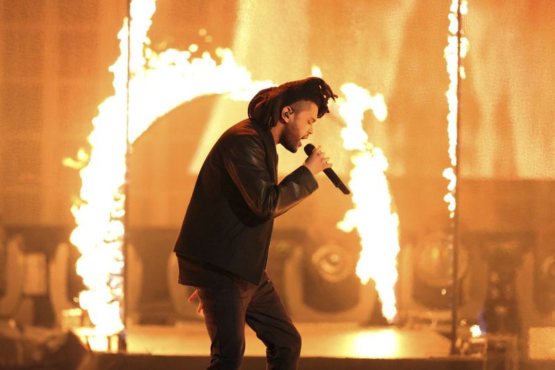 Pada Ahad ini, 22 Nov. 2015, gambar fail, Weeknd membuat persembahan di Anugerah Muzik Amerika di Teater Microsoft di Los Angeles. The Weeknd mendapat lagu No. 1 tahun 2020 tetapi Blinding Lights tidak dicalonkan untuk Anugerah Grammy.