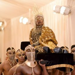 Billy Porter é carregado no tapete vermelho ao chegar à gala beneficente do Instituto do Traje do Metropolitan Museum of Art, comemorando a abertura da exposição Camp: Notes on Fashion na segunda-feira, 6 de maio de 2019, em Nova York. (Foto de Evan Agostini / Invision / AP)