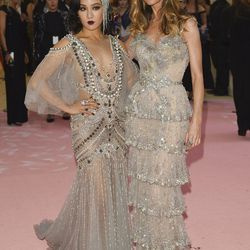 Constance Wu, à esquerda, e a designer Georgina Chapman | Foto de Evan Agostini / Invision / AP