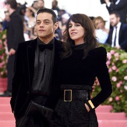 Rami Malek, à esquerda, e Charlotte Gainsbourg | Foto de Evan Agostini / Invision / AP