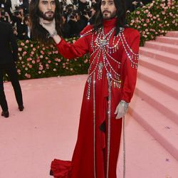 Jared Leto, segurando um modelo de sua própria cabeça | Foto de Charles Sykes / Invision / AP