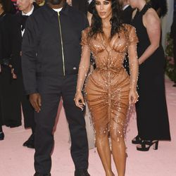 Kanye West (à esquerda) e Kim Kardashian | Foto de Evan Agostini / Invision / AP
