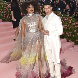 Priyanka Chopra, à esquerda, e Nick Jonas | Foto de Evan Agostini / Invision / AP