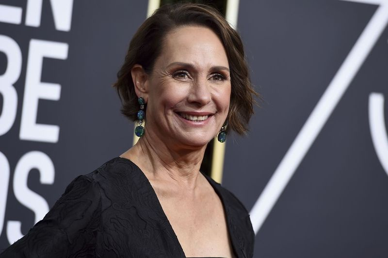 Igralka Laurie Metcalf prihaja na 75. podelitev zlatih globusov na Beverly Hillsu v Kaliforniji leta 2018.