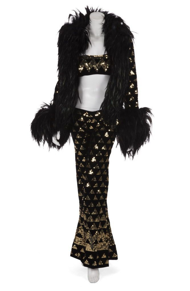 Esta imagem fornecida por Julien’s Auctions mostra um conjunto criado pelo estilista e figurinista Bob Mackie, de 78 anos. | Leilões de Julien via AP