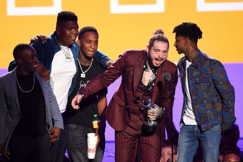 Post Malone, modtager af prisen for Årets sang, og 21 Savage taler på scenen under 2018 MTV Video Music Awards i Radio City Music Hall den 20. august 2018 i New York City. | Theo Wargo/Getty Images