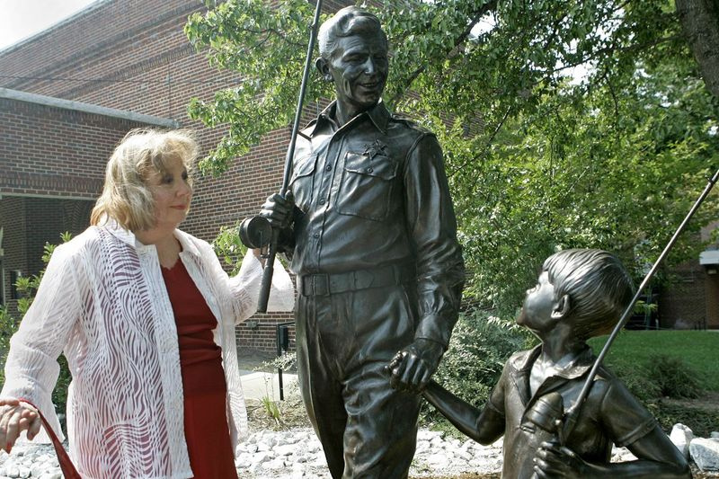På detta arkivfoto den 6 september 2007 pausar skådespelaren Betty Lynn, som spelade Thelma Lou i The Andy Griffith Show, vid en staty av Andy och Opie Taylor i Mount Airy, NC. Lynn dog lördagen den 16 oktober 2021, efter en kortvarig sjukdom.