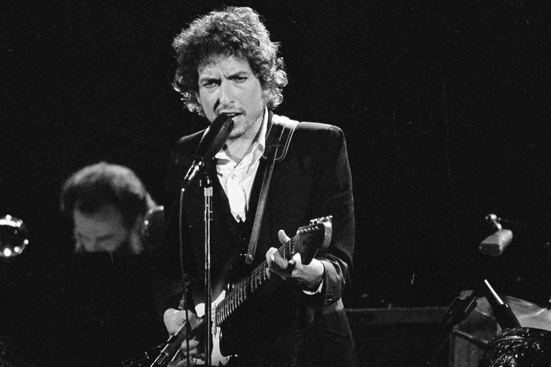 Musikeren Bob Dylan optræder med The Band på Forum i Los Angeles den 15. februar 1974.