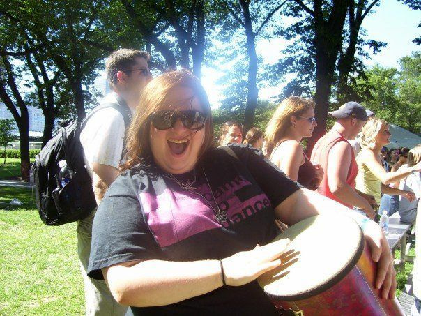Lisa White grająca w kręgu perkusyjnym na Lollapalooza Kids Stage w 2006 roku. | Dostarczone zdjęcie