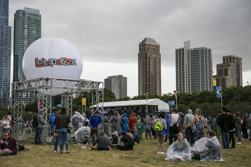 Ludzie starają się pozostać suchym podczas lekkiego deszczu na Lollapalooza 2017 w sierpniu zeszłego roku. | Ashlee Rezin / Sun-Times