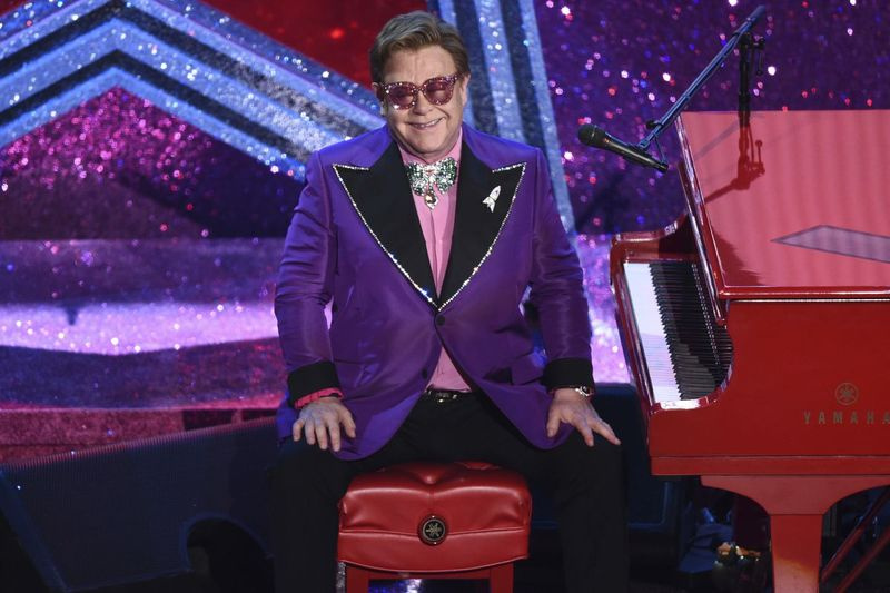 Elton John pojawia się po wykonaniu swojej nominowanej piosenki, (I