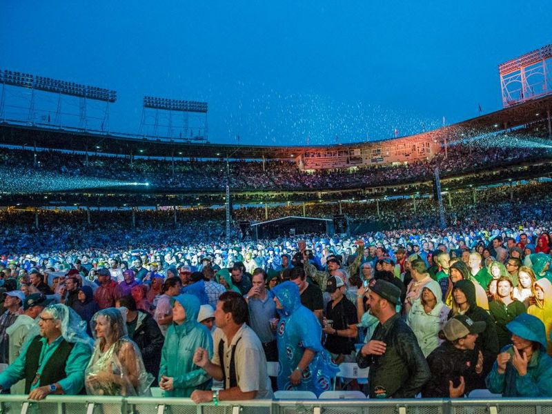 Fans hadden te maken met regen tijdens een aantal Tom Petty And The Heartbreakers-jubileumtourconcerten in Wrigley Field op donderdag 29 juni 2017. | Santiago Covarrubias/For the Sun-Times