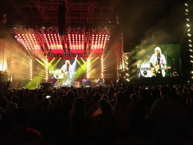 Tom Petty trekt een Chicago Cubs-trui aan voor zijn concerttoegift in Wrigley Field op 29 juni 2017. | JEFF ELBEL FOTO