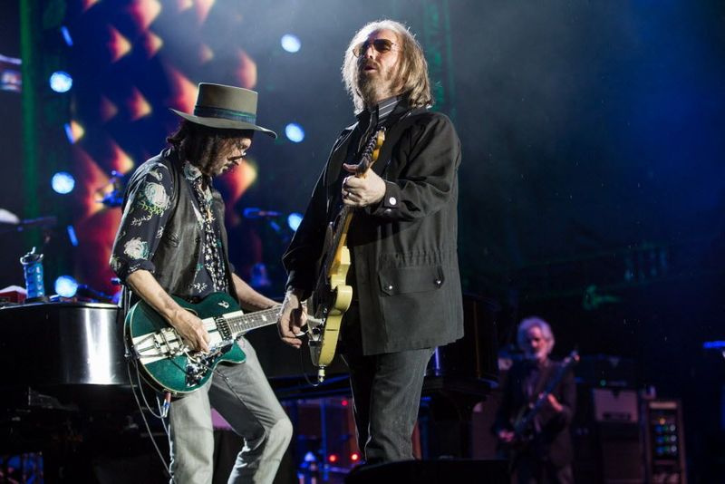 Tom Petty en Mike Campbell treden op in Wrigley Field op donderdag 29 juni 2017. | Santiago Covarrubias/For the Sun-Times