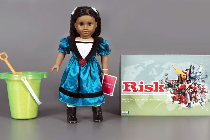 Sand (van links), de American Girl Doll en het spel Risk zijn vastgelegd tijdens een ceremonie in de National Toy Hall of Fame in het Strong National Museum of Play, in Rochester, New York.