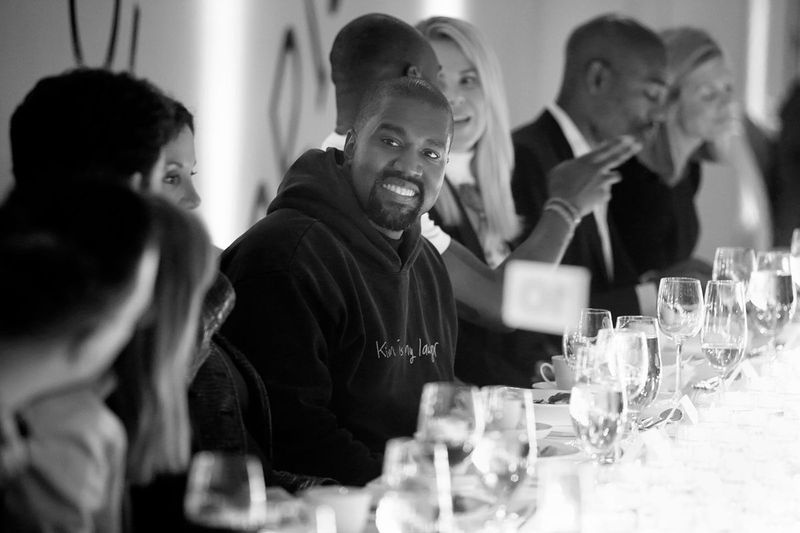Kanye Westas šypsosi per šventinę vakarienę, skirtą savo draugo Virgilio Abloho garbei, parodos Virgil Abloh: „Kalbos figūros MCA 2019 m. birželio 6 d.“ premjeroje.