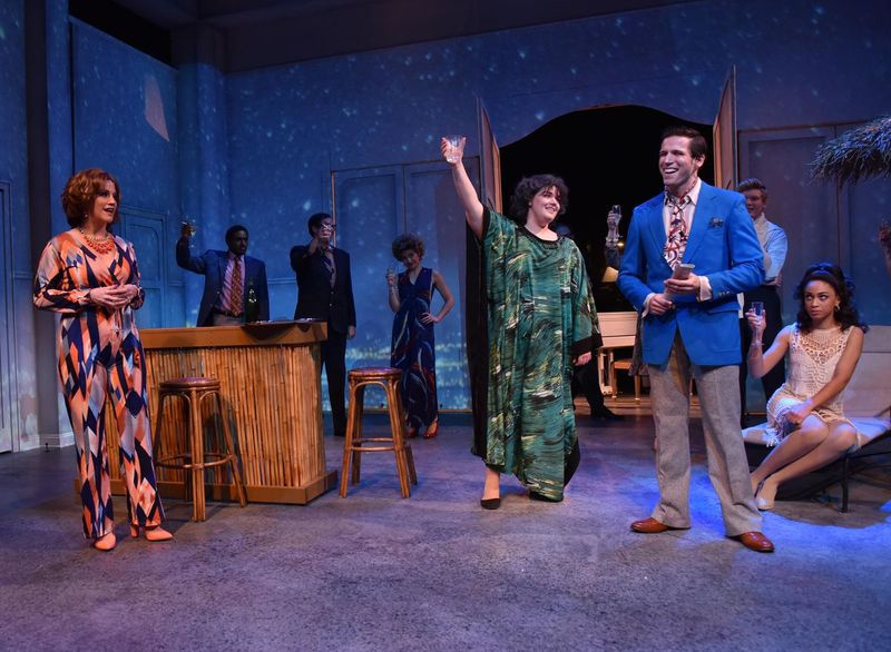 Keely Vasquez (seisab, vasakult), Neala Barron ja Jim De Selm filmis Merrily We Roll Along. (| Michael Courier