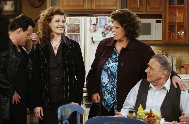 Osatäitjaid Louis Mandylor (vasakult), Nia Vardalos, Lainie Kazan ja Michael Constantine näidatakse CBS-i komöödiasarja My Big Fat Greek Life 2003. aastal, mis põhineb hittfilmil My Big Fat Greek Wedding, võtteplatsil.
