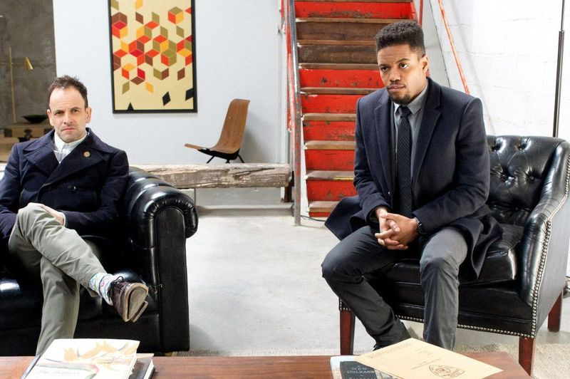Jon Michael Hill (till höger) som detektiv Marcus Bell med Jonny Lee Miller som Sherlock Holmes i måndagens avsnitt av Elementary, som Hill regisserade. | CBS