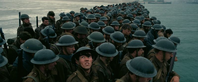 Trupele aliate își așteaptă soarta în această scenă din Dunkirk a lui Christopher Nolan. | Warner Bros.