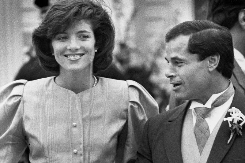 Pierwsza druhna Caroline Kennedy i drużba Franco Columbu opuszczają kościół św. Franciszka Ksawerego po ślubie kuzynki Caroline Marii Shriver z Arnoldem Schwarzeneggerem w Hyannis w stanie Massachusetts w 1986 roku.