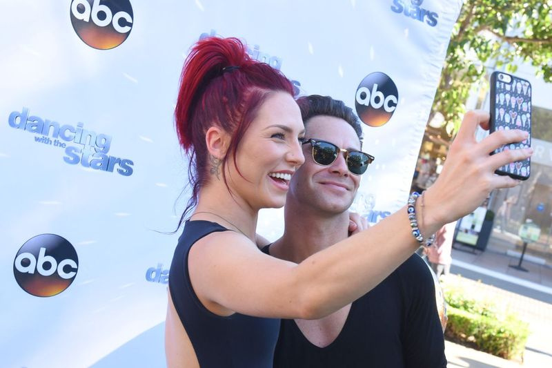 Profesjonelle dansere Sharna Burgess og ektemannen Sasha Farber (bildet på The Grove i 2016) kommer tilbake for sesong 29 på Dancing with the Stars.