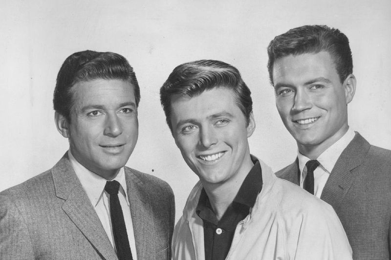Efrem Zimbalist Jr. (zľava), Edd (Kookie) Byrnes a Roger Smith hrajú v seriáli 77 Sunset Strip.