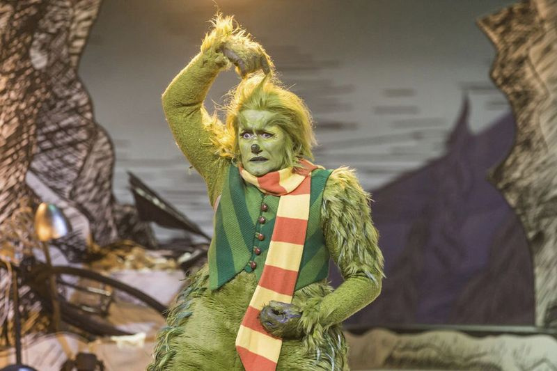 Matthew Morrison estrela como o Grinch em uma cena de The Grinch Musical do Dr. Suess, que vai ao ar em 9 de dezembro na NBC.
