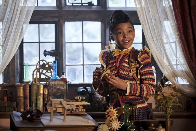 Madalen Mills estrela como Journey Jangle em uma cena do especial de feriado Jingle Jangle: A Christmas Journey.