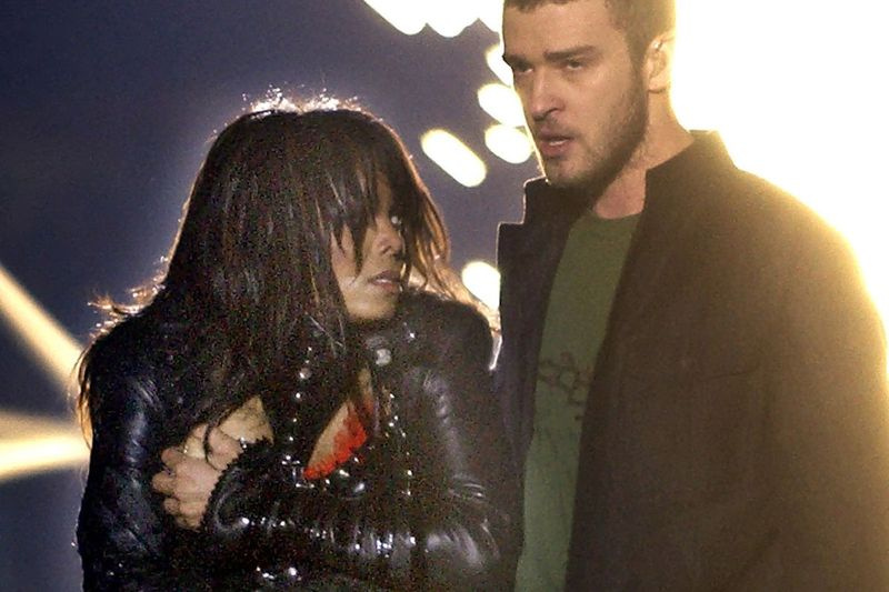 Janet Jackson menutup diri selepas kerosakan almari pakaian yang terkenal di tangan Justin Timberlake semasa pertunjukan separuh masa Super Bowl XXXVIII pada tahun 2004.
