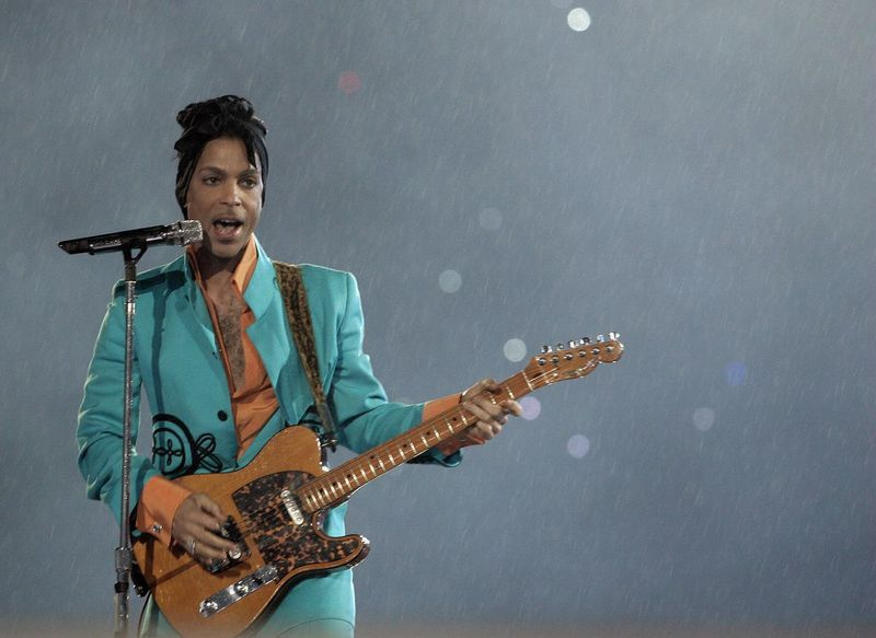 Prince membuat persembahan dalam hujan lebat di Super Bowl XLI.