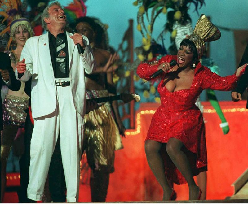 Tony Bennett dan Patti LaBelle bergandingan untuk persembahan separuh masa bertemakan Indiana Jones pada tahun 1995.