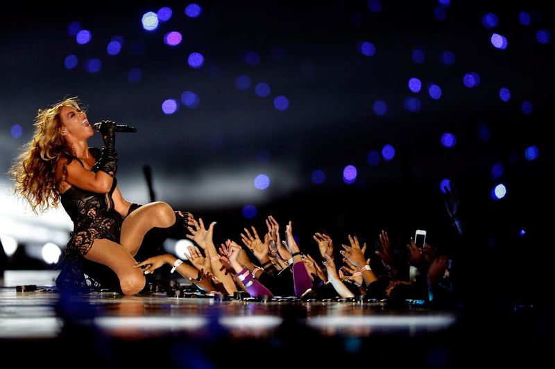Beyonce menyanyi semasa pertunjukan separuh masa Super Bowl 2013 di New Orleans.