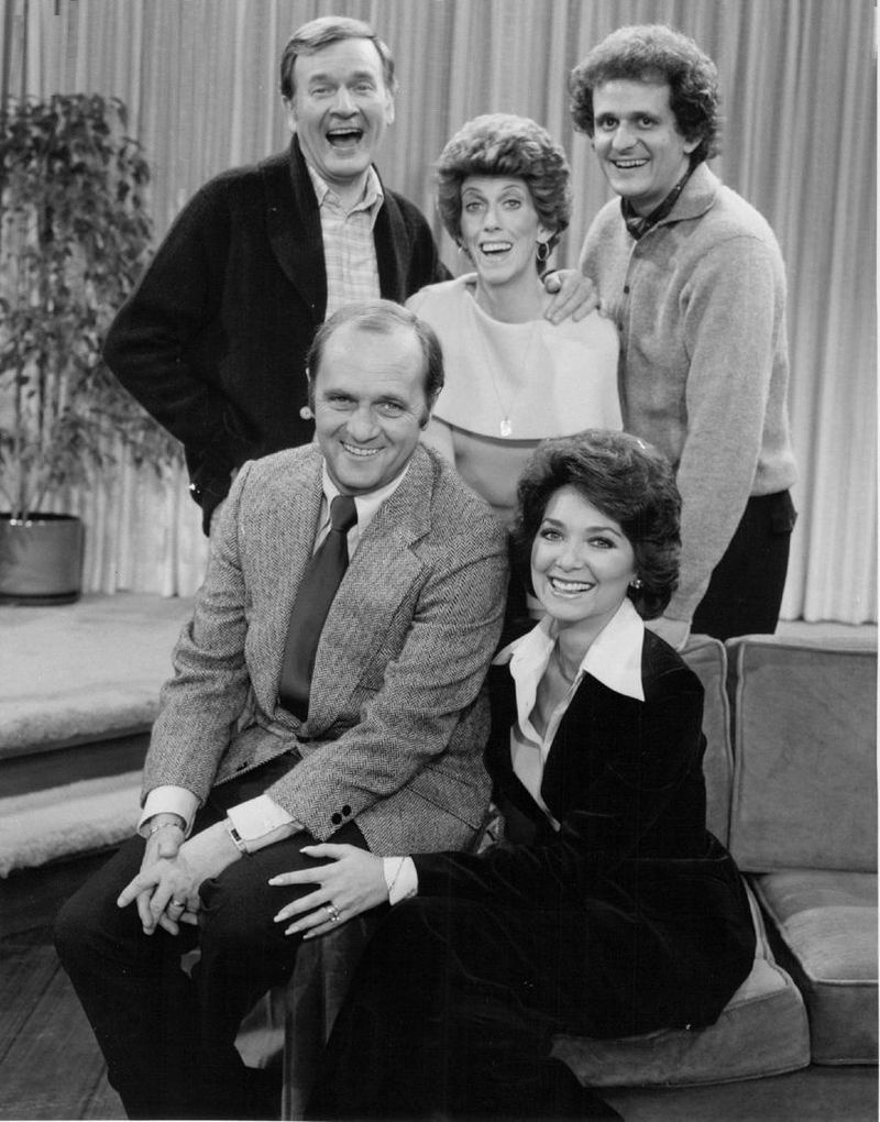 Bill Daily (belakang kiri) dengan pelakon The Bob Newhart Show: Marcia Wallace, Peter Bonerz, Bob Newhart dan Suzanne Pleshette. Foto CBS/ FIle