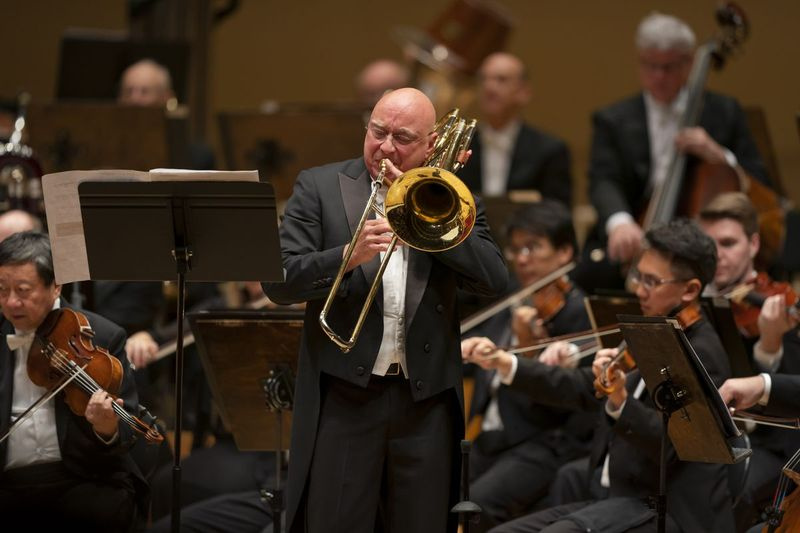 Trombone basso Charles Vernon è il solista nell
